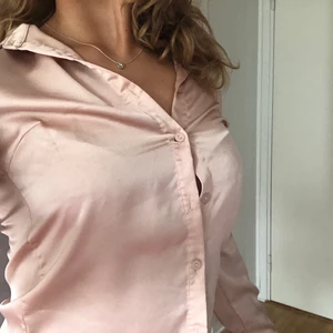 Skjorta - Skjorta i lent ”silke”. Ser lite konstig ut på bilden pga att jag ej knäppt ena knappen. Superskön och luftig samt väldigt stilig! Strl 34/36. Säljes pga kommer inte till användning