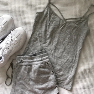 Grått linne - Grått linne som nästan aldrig använts. Fint att ha under en stickad tröja. Strorlek M