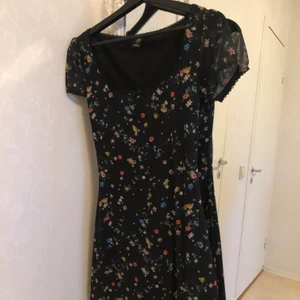 Blommig miniklänning  - Blommig mini klänning från urban outfitters. Finns ingen bild på mig i den för jag kommer inte i den tyvärr.