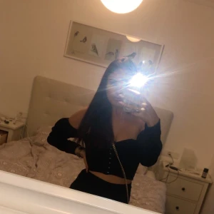 Boohoo - Säljer en svart topp från boohoo. Använd en gång.