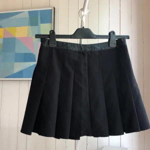 Oanvänd ”skolkjol”  - Helt ny svart kjol från Forever 21! Dragkedja finns baktill, läderimitation längst upp. Storlek M, frakt tillkommer 