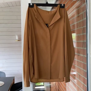 Blus - En brun blus från Vero Moda. I väldigt fint skick endast använd ett fåtal gånger. Frakten är inräknad i priset. 