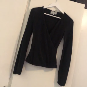 Svart topp - Lite randigt, glansigare material