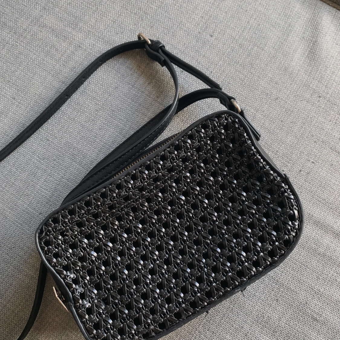 Svart axelremsväska med flätad detalj - 90