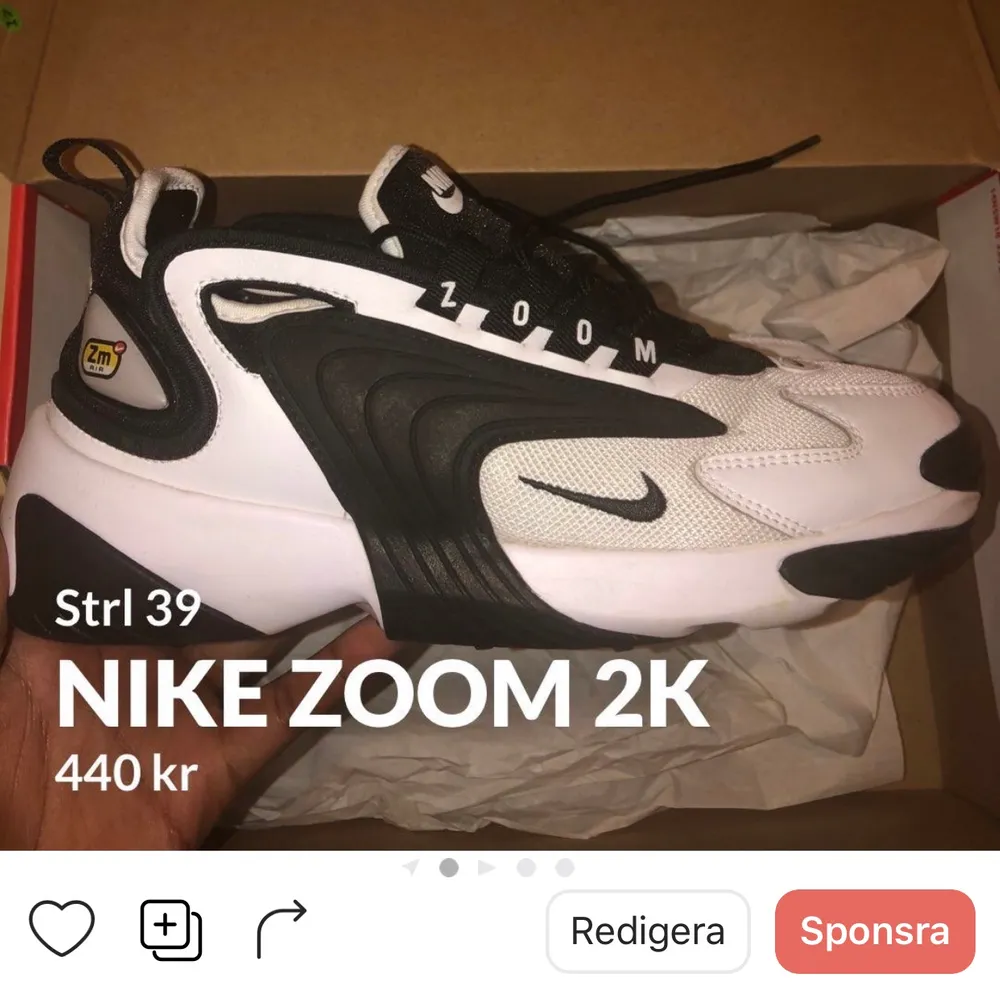 Nike Zoom 2k i strl 39 De är i mycket gott skick förutom att ena sidan av snöret på den högra skon har ”öppnats”.  Ny pris: 999kr Mitt pris: 440kr Frakt: 63kr Original paket medföljs . Skor.