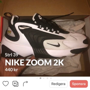 Nike zoom 2k - Nike Zoom 2k i strl 39 De är i mycket gott skick förutom att ena sidan av snöret på den högra skon har ”öppnats”.  Ny pris: 999kr Mitt pris: 440kr Frakt: 63kr Original paket medföljs 