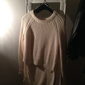  - Mysig stickad tröja från H&M trend, kort fram längre bak! 