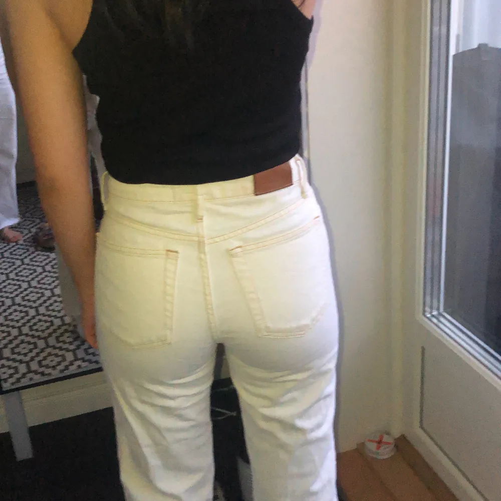 Ett par vita flare/raka jeans från mango i storlek 34! Säljer då dom är för korta för mig, därav kompis som bär jeansen på bilden. Säljer för 250 + 66kr frakt. Jeans & Byxor.