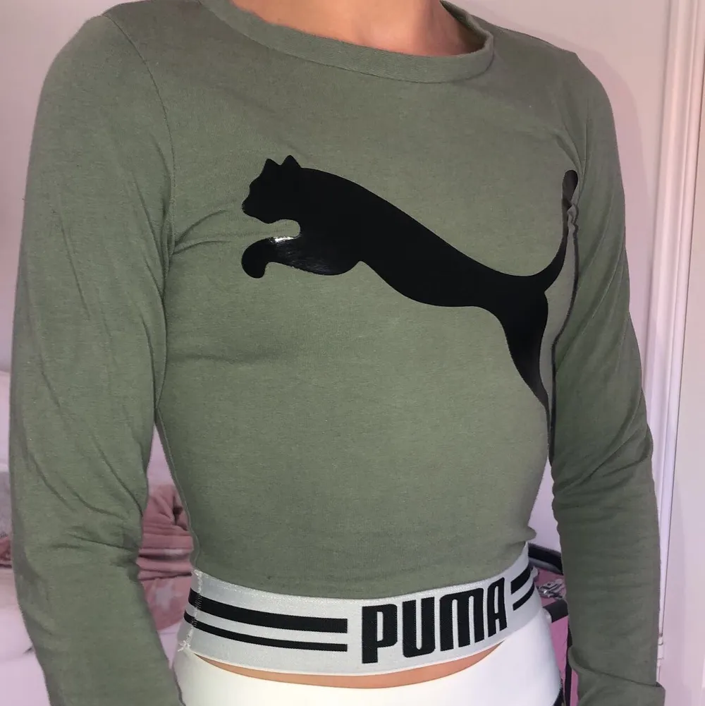 En jätte fin puma topp som går att använda som tränings topp. Storlek 32/xxs men sitter som en xs. Nypris: 399kr mittpris: 150kr+ frakt . Toppar.