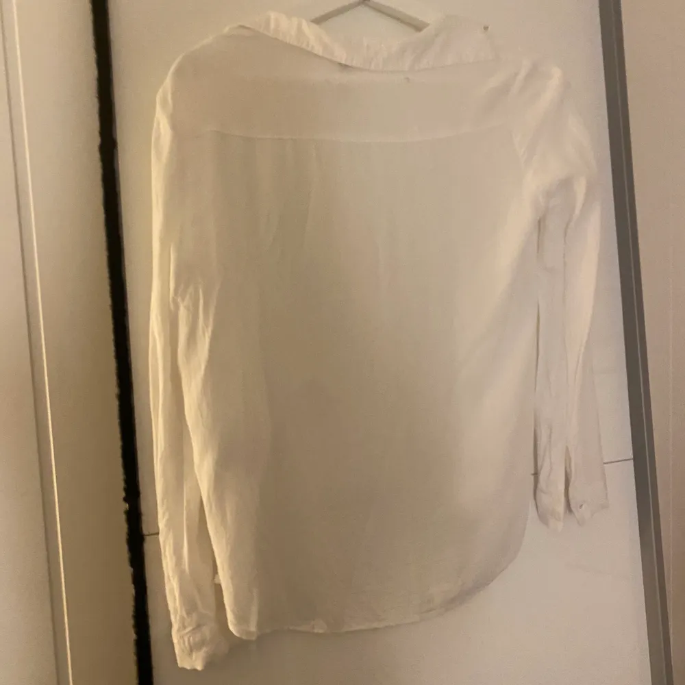 Säljer denna vita skjorta. Storlek 32 . Skjortor.