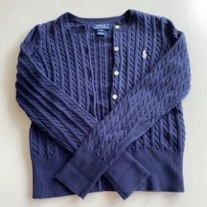 RALPH LAUREN MINI CABLE SWEATER - Bra skick, endast använd vid finare tillfällen, strl: 8-10 år, passar 8-14 år, köptes för 1100kr i USA, säljs för 250kr, paketet kan fraktas, jag står för frakten. ÄKTA! Säljes eftersom den är för liten.
