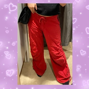 Röda byxor baggy - Säljer dessa söta byxor, frakt: 66kr💞💞 (står storlek 42 men passar på mig som har M)