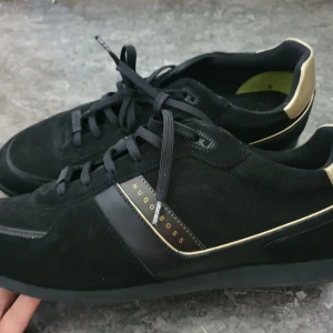 Hugo Boss sneakers - Hugo Boss sneakers, använda endast en gång. Nypris 1789kr. 