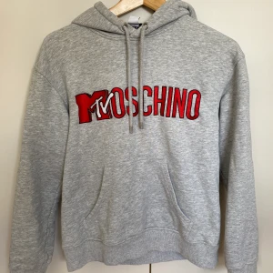 HM x MOSHINO - Säljer min underbara moschino x hm mjukisset. 