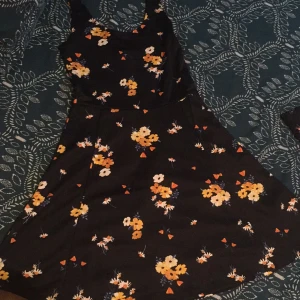 Trikåklänning - En jättefin trikåklänning, i nyskick med lapp kvar:) Säljes då den inte kom till användning, paketpris för denna och den förra klänning jag la ut i likadan modell är 50 kr exlusive frakt.  Priset för denna är exlusive frakt:))