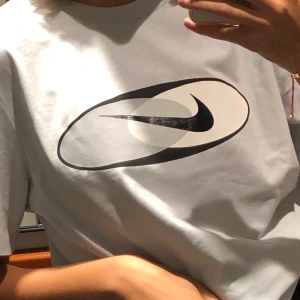 Tshirt från Nike - Säljer denna tshirt från Nike då den inte riktigt är min stil! Storlek S. Buda från 250kr💞