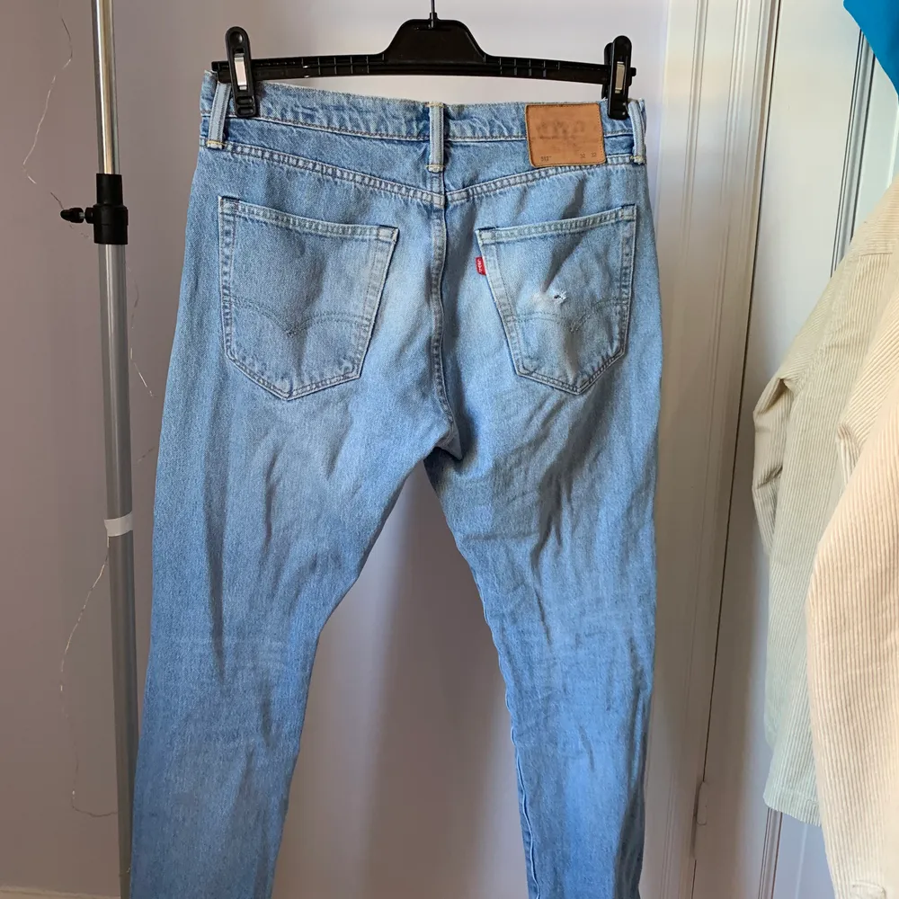 Levis 512” W32 L32. Väl använda, hål i höger bakficka. För små för mig idag. Startpris 200kr, pris kan diskuteras. Jeans & Byxor.