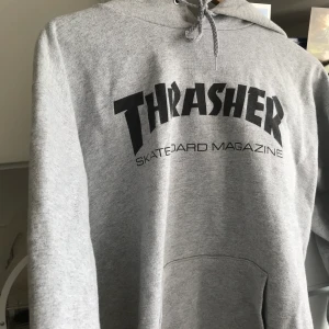 Thrasher - Superfin hoodie, sparsamt använd❤️ Sitter oversized, skulle säga storleken är som en M! Flera som är intresserade! Ni får buda, budet är 450kr nu❤️ frakt ingår