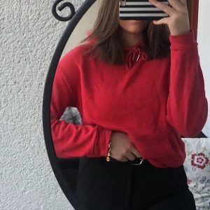 Röd hoodie  - Vanlig simpel röd hoodie köpt på Cubus för nått år sedan, något nopprig men ändå bra skick! Köparen står för frakten🥰 80kr