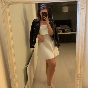 Vit klänning, storlek 38 - Säljer denna fina vita klänning! Perfekt till en härlig sommardag, eller ett student firande. Köpte den till min egna student men använde den aldrig då jag köpte en annan! Så klänningen är endast provad och aldrig använd. Den är köpt på Asos!