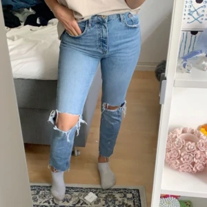 Jeans från Zara - Super snygga jeans från Zara! Bra skick förutom ena bakficka som de blev ett litet hål i som jag ”sydde” ihop, där av priset! 💕
