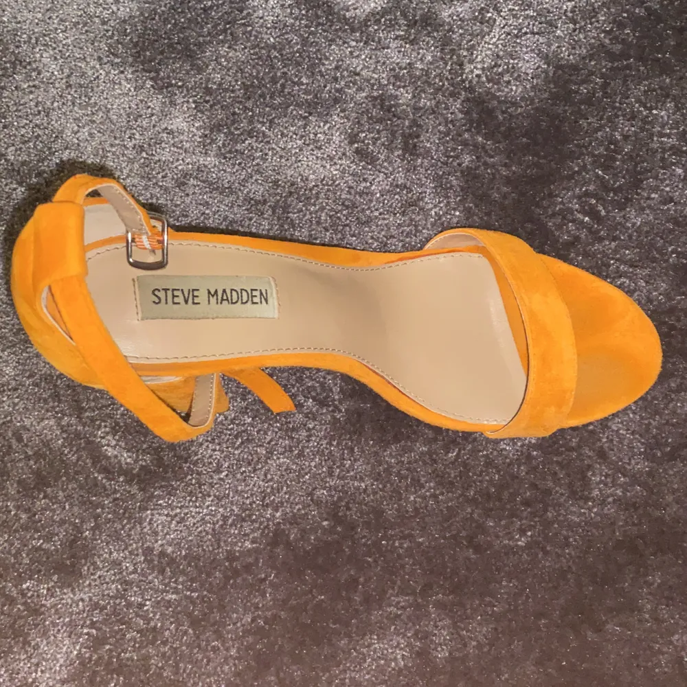 Säljer mina orangea mocka klackar från Steve Madden. Jag har endast använt dem en gång så de är i väldigt bra skick. Köparen står för frakt eller så kan vi mötas upp.. Skor.