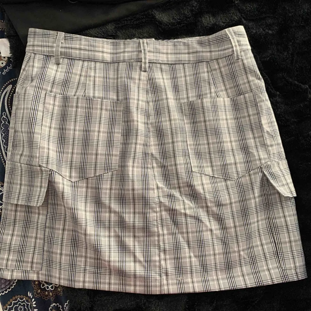 Oanvänd kort kjol köpt i Tyskland på subdued som är för liten för mig. Sitter mer som en S. Frakt 42kr :). Kjolar.