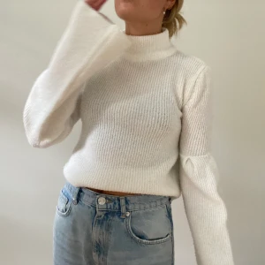 Vit stickad tröja - Jättefin vit stickad tröja, står inte storlek men skulle gissa S eller M. Den är använd några gånger men i bra skick. Kommer inte till användning längre. Säljer den för 60 kr + frakt.