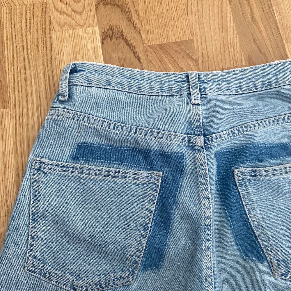 Elsa Hosk x bikbok jeans! snygga detaljer på fickorna och längderna, tvätten är ljusare än vad den ser ut på mina bilder. frakt +63kr. Jeans & Byxor.