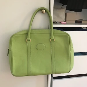 Grön stor väska - Superfin väska med mycket utrymme, får plats med dator och den har flera fack. Ett extra axelremsband tillkommer så väskan kan dessutom bäras på axeln😍