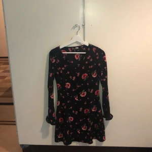 H&M - Använt några gånger jätte fin och söt klänning för sommaren 