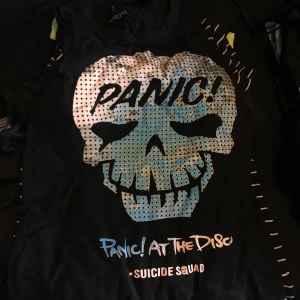 P!ATD tanklinne - Gratis frakt! Panic!at the disco tanklinne stl xs bra skick