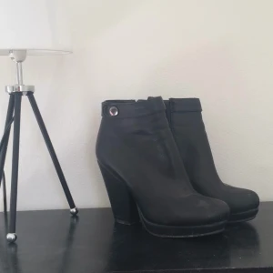  - Skor från Nelly, storlek 38. Några år gamla men endast använda ett par gånger..