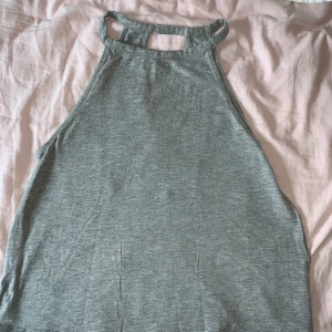 Grått linne med fin urringning i ryggen! - grått fint linne med fin urringning i ryggen! 