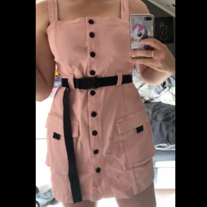Klänning me spänne  - Gullig rosa klänning me knappar och spänne från hm, aldrig använt bara testat 💓 lapp sitter kvar