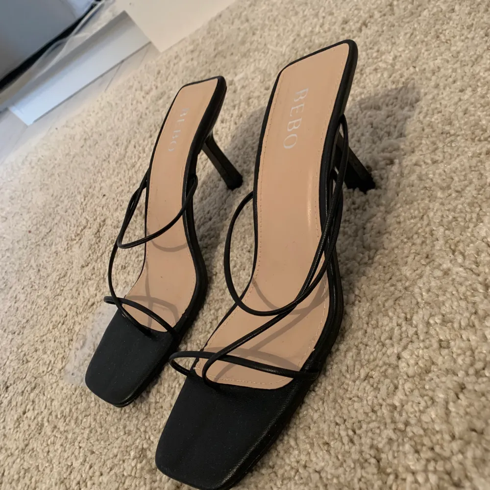 Black strap heels size 37. Condition as new, have only used once outside. Selling because they’re slightly too small for me.. Skor.