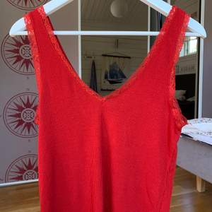 Fint rött linne i från Zara i Storlek S❣️ Lite större i storleken. Linnet har dock ett hål i sömmen på sidan av tröjan, det syns inte särskilt tydligt men är lätt att sy ihop i och med att hålet är i en söm🌟🌟🌟  Pris: 50 + frakt (runt 28kr) 