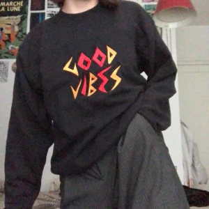 Tjocktröja bra vibbar - Köpt på beyond retro! Väldigt varm, väldigt mysig och har bra vibbar. Möts upp i sthlm eller fraktar:)