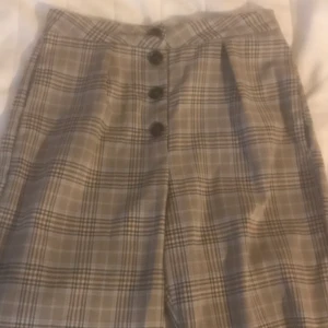 Wide Leg Byxor - Säljer på grund av att de är för långa för min personliga stil men jag tror dem ska vara långa. Väldigt trendigt! 