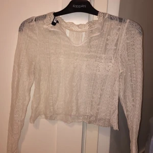 Spets top vit BikBok storlek XS - Säljer då den är för liten för mig. Står på den att den är storlek S men skulle säga XS då den är liten i storleken. 💓 Andra bilden visar att man kan knäppa en knapp och tredje bilden visar tröjan bakifrån! 