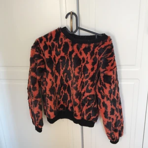 Mönstrad fejkpäls-tröja - Så mjuk att man sitter & klappar sig själv när man har på sig den. Strl M från Bershka men mer som en S. Ord. pris 250kr. Köpt i Berlin.