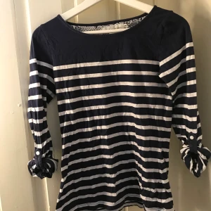 Randig topp - Randig topp, storlek 158-164, i fint skick! Köparen står för frakt👌🏼