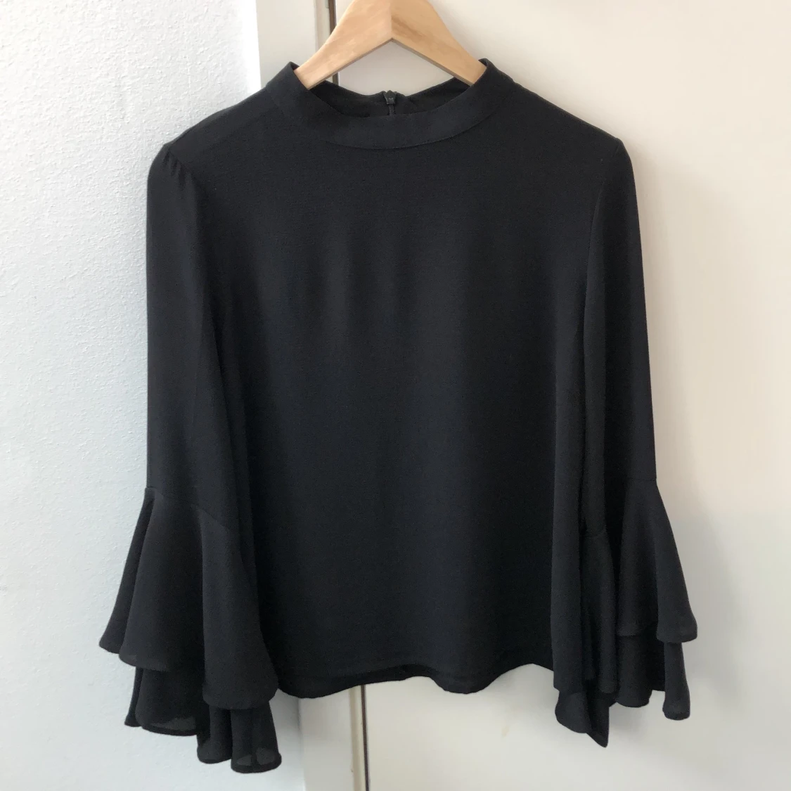 Svart blus med vida ärmar 