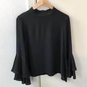 Svart blus med vida ärmar  - Svart blus från Indiska med vida ärmar. Använd endast en gång. 