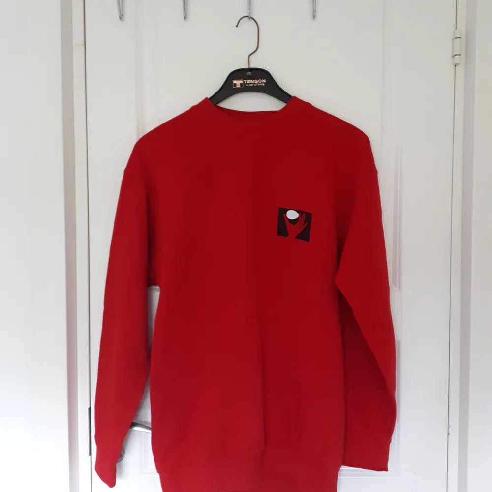 Röd collegetröja i mycket fint skick köpt på Humana. Säljer pga att jag har för mycket kläder. Står M med skulle säga att den är närmare L i strlk. Funkar bra som oversized.. Tröjor & Koftor.