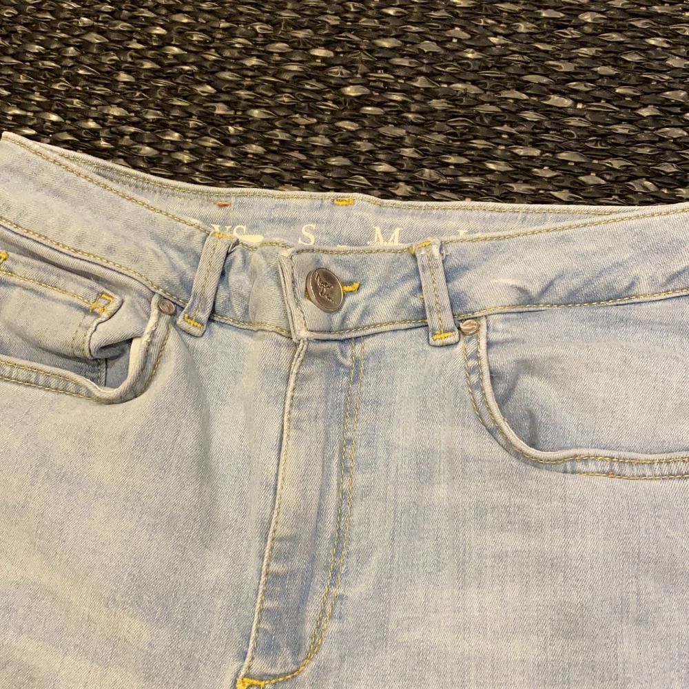 Högmidjade ljusblåa jeans från Bikbok! . Jeans & Byxor.
