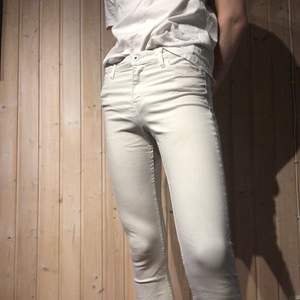 Vita jeans i skinny fit från H&M. Sparsamt och fåtal gånger använda. Samfraktar gärna.