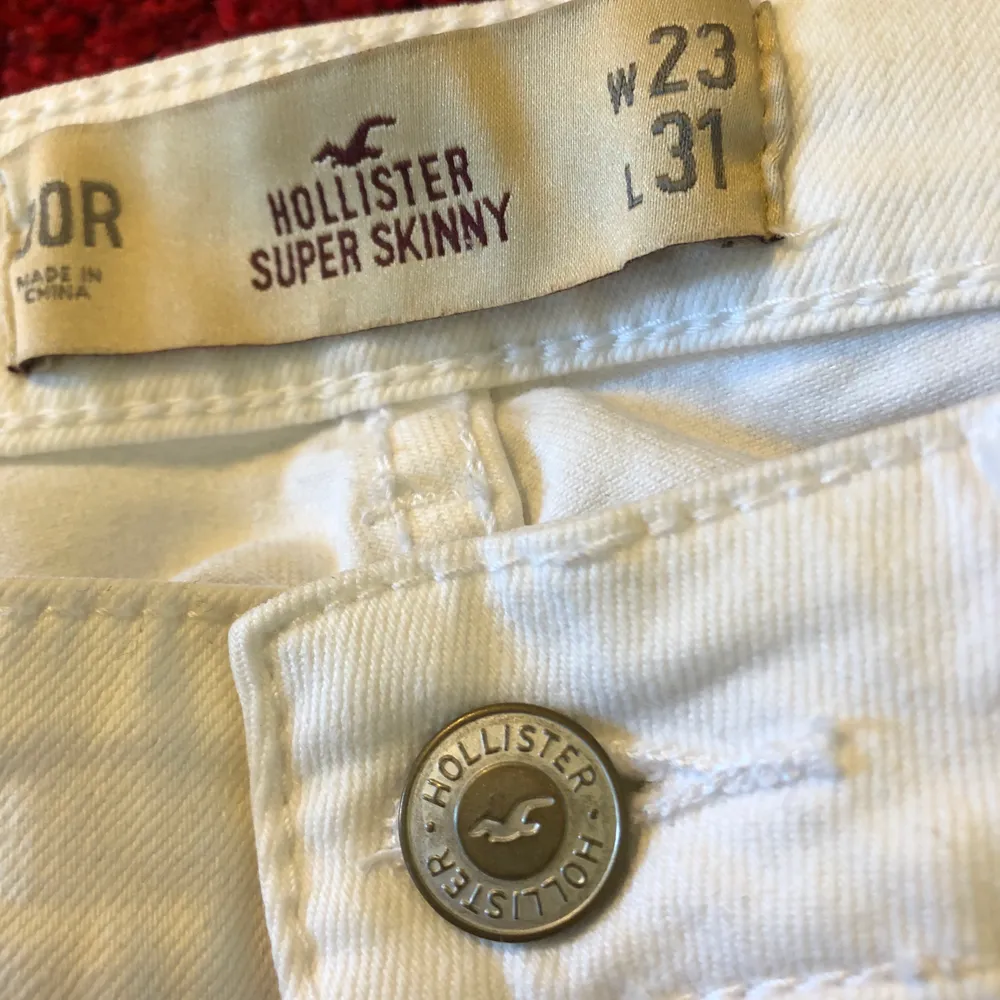 Nästan helt nya Hollister jeans. Använda en gång men nu är dom för små. Inga märken eller skador. Frakt står köparen för.. Jeans & Byxor.