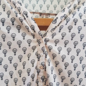 Super söt blus - Söt ljusrosa blus med luftballonger och knappar. 3/4 ärm. Storlek small men passar även en storlek upp och ner. Frakt ingår :)