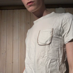 T-shirt - Snygg och enkel t-shirt från jack&jones med vintage-detalj på fickan. Riktigt härligt material!                Samfraktar gärna.